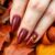 Paznokcie jesienne 2024: modne kolory i inspiracje do stylizacji